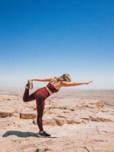 Femme pratiquant un exercice de posture pour améliorer l'alignement en musculation