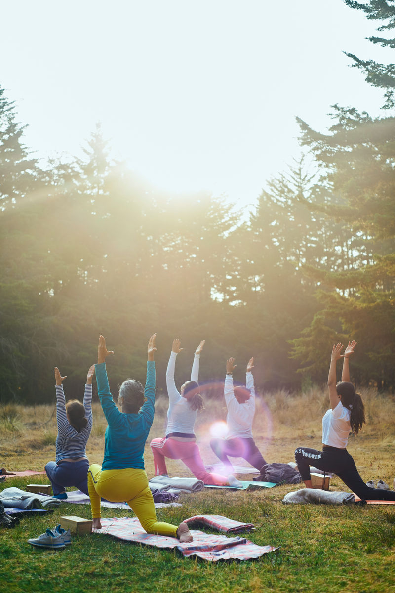 Groupe faisant des exercices en plein air dans un parc