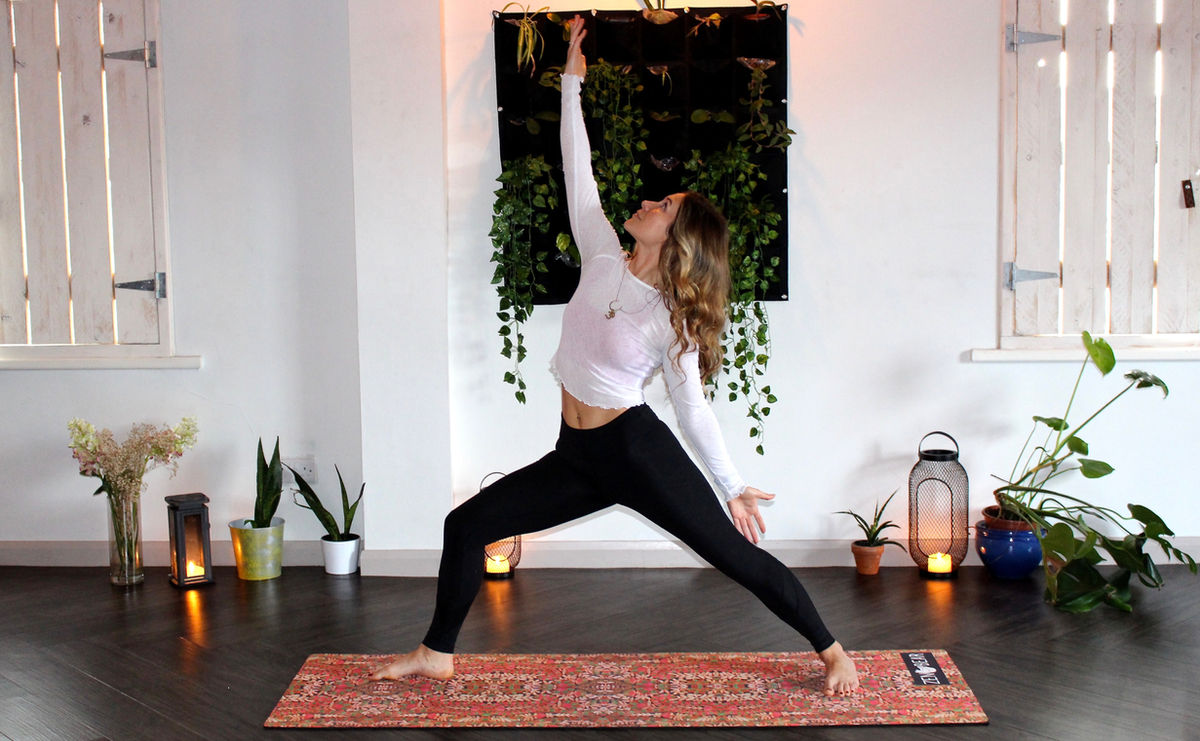 une personne qui fait du yoga