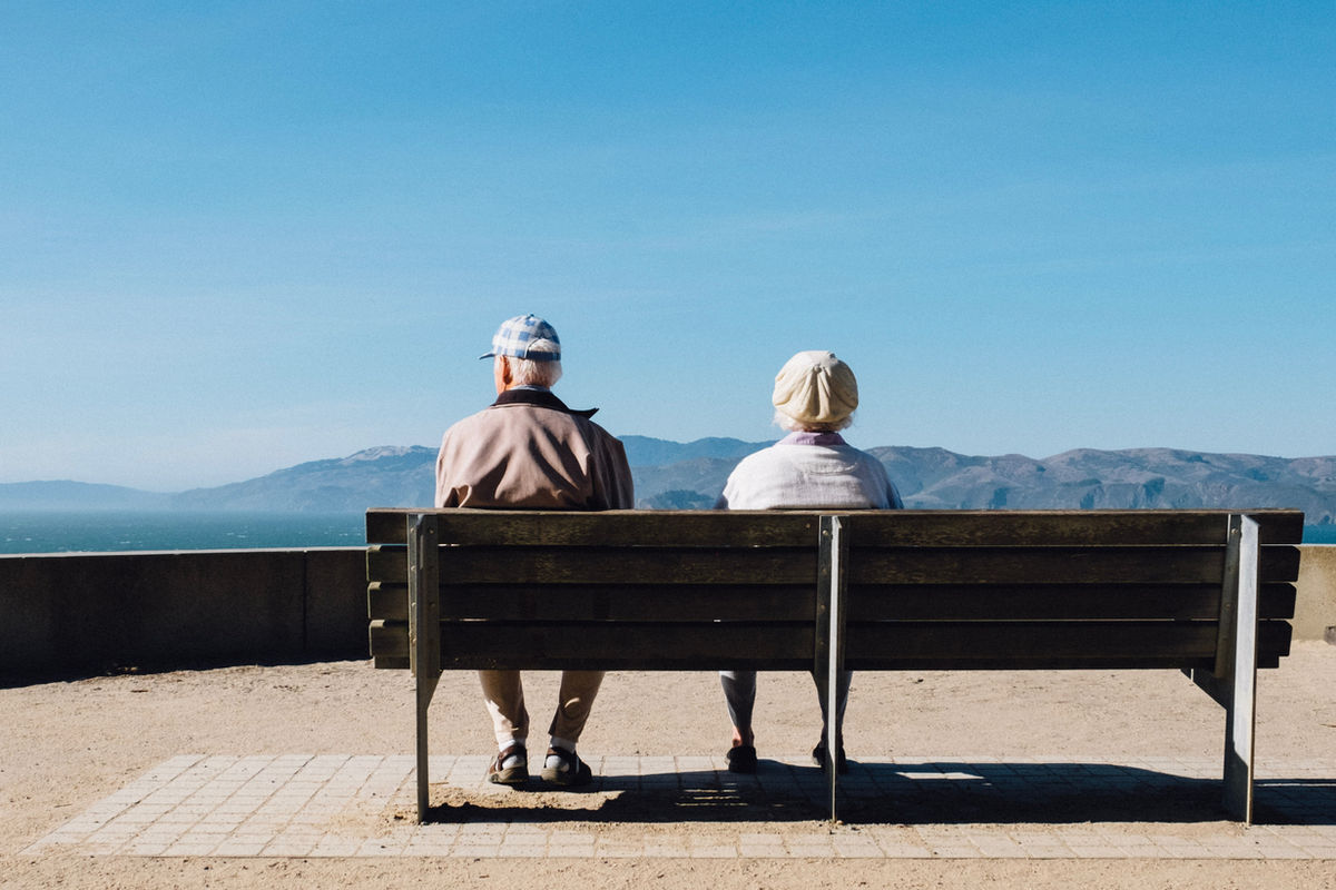 Couple de seniors actifs en promenade dans la nature