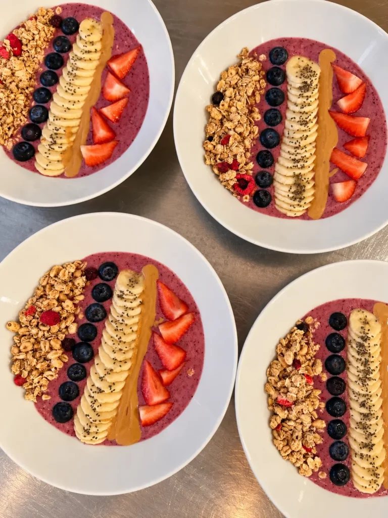 Smoothie bowls aux fruits frais pour le petit-déjeuner de la retraite sportive
