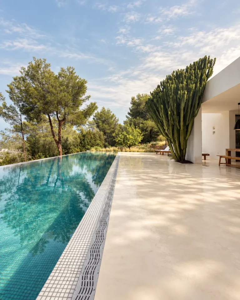Piscine à débordement de la villa pendant la retraite sportive à Ibiza
